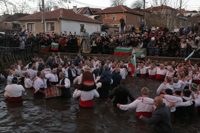 Nakon ulaska u ledenu vodu, sveštenik baca drveni krst u vodu. Lokalna tradicija nalaže da se krst preda najmlađem učesniku ovog događaja.