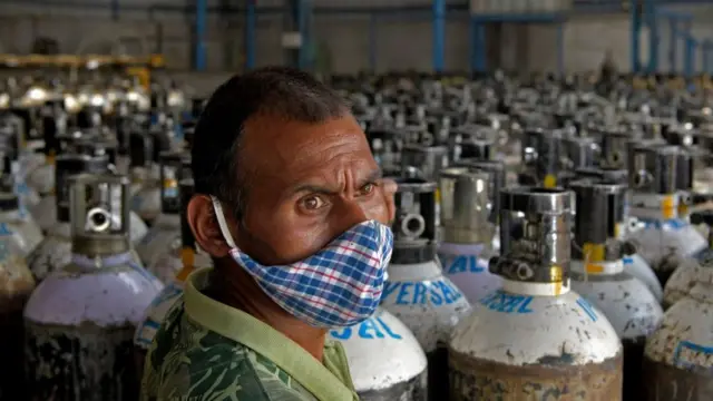 দেশে অকিসেজেন থাকলেও তা পরিবহন করার মতো ট্রাক বা ট্যাঙ্কার নেই, অভিযোগ প্রিয়াঙ্কা গান্ধীর