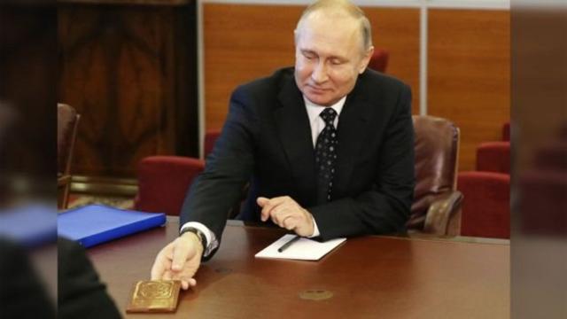 Путін простягає паспорт