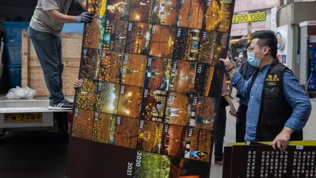 ஹாங்காங் தியானென்மென் அருங்காட்சியகத்தில் இருந்து காட்சிப் பொருள்களை அகற்றும் அதிகாரிகள்.