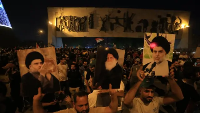 أنصار الزعيم الديني مقتدى الصدر يحتلفون ليلا بفوز التيار الصدري في ساحة التحرير ببغداد