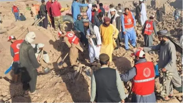 د افغانستان سرې میاشتې، ای، او، ایم او روغتیا نړیوال سازمان په ګډون خیریه ادارو مرستندویان زلزله ځپلیو سیمو ته رسېدلي دي.