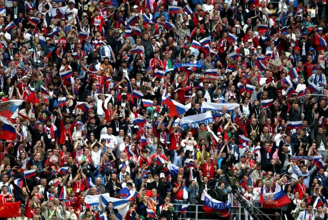 Delirio en la gradas del estadio Luzhnki de Moscú.