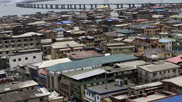 Buildings wey near di Lagos third mainland bridge.