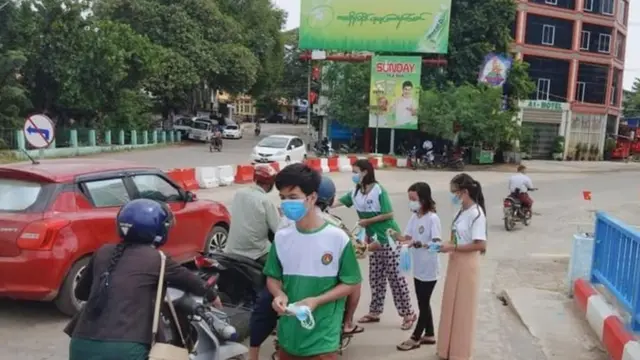 မိထ္ထီလာကန်တံတားထိပ်မှာ ပါတီထောက်ခံသူအချို့ မဲဆွယ်ကာလ နှာခေါင်းစည်းဝေနေကြစဥ်