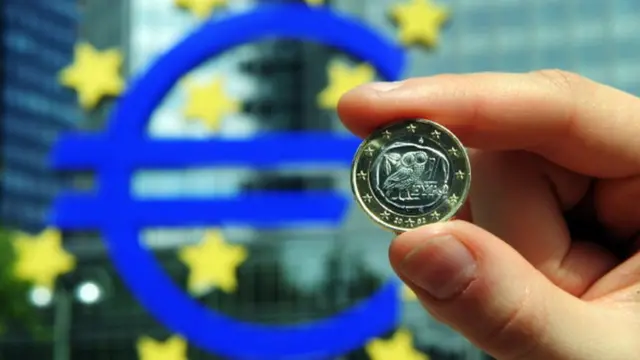 Монета на фоне Европейского центробанка