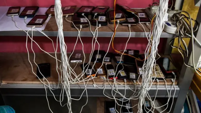 মোবাইল ফোন চার্জ করা হচ্ছে।