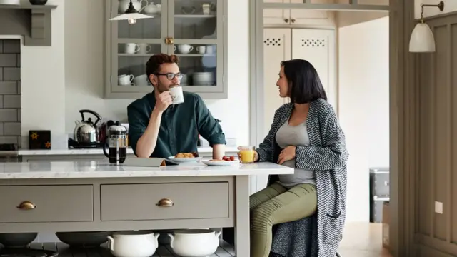 Hombre con mujer embarazada