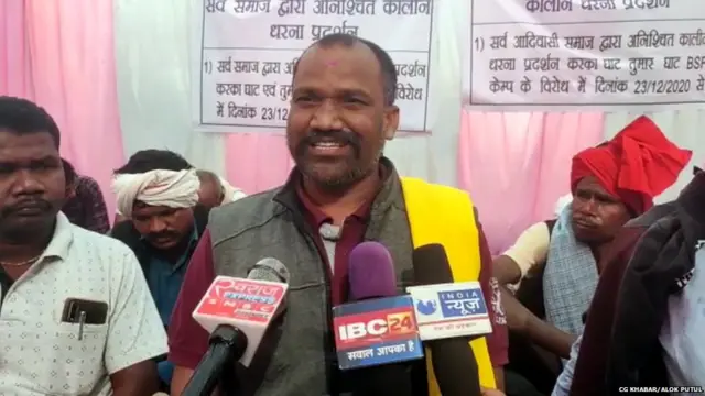 आदिवासी अपनी मांगों के लिए डटे