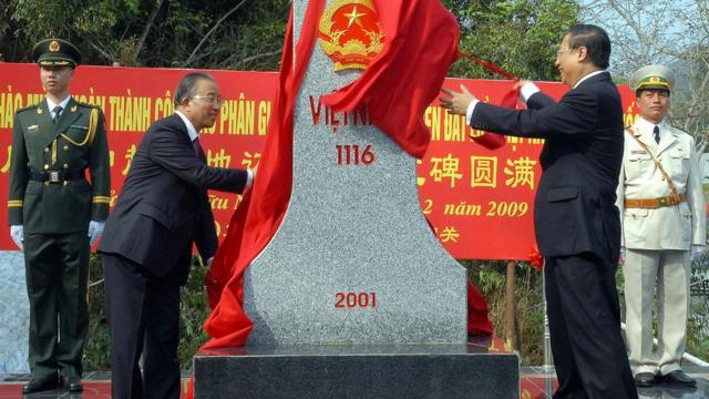 中國和越南在友誼關公路口岸舉行界碑揭幕儀式，慶祝中越陸地邊界勘界立碑工作結束。