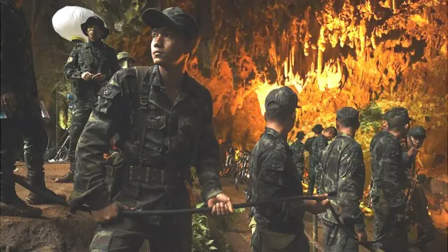 मुलांच्या बचावासाठी गुहेत जाणारे सैनिक