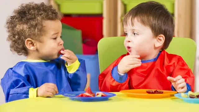 Niña comiendo fruta