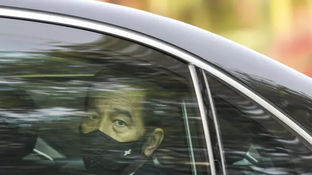 Presiden Joko Widodo berada di dalam mobil saat akan mengikuti Upacara Ziarah Nasional di Taman Makam Pahlawan Nasional Utama (TMPU) Kalibata, Jakarta, Selasa (10/11)