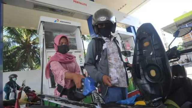 Pengisian BBM sepeda motor di sebuah SPBU.