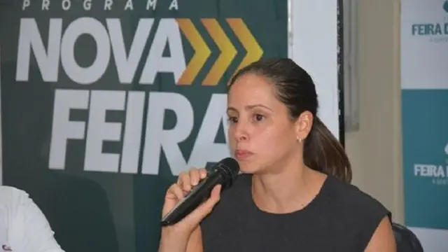 A infectologista Melissa Falcão fala no microfone