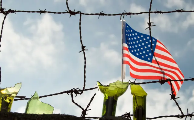 બીબીસી ગુજરાતી અમેરિકા ભારત ટુરિસ્ટ વિઝા બોન્ડ ઓવરસ્ટે વિઝિટર ઇમિગ્રેશન ડિપોર્ટેશન ડૉલર