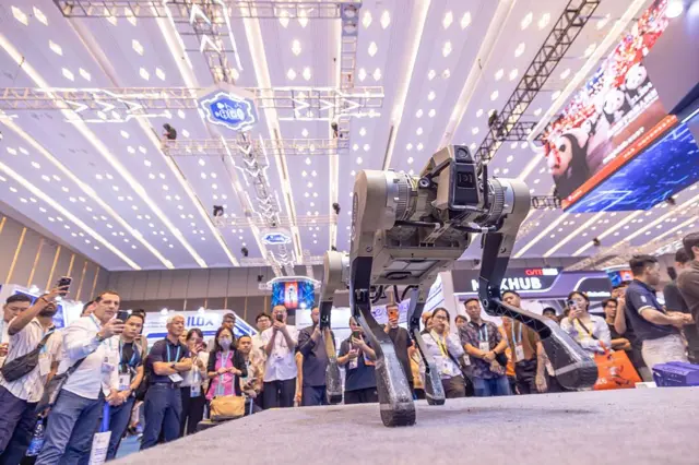 2026年4月17日，中國廣東省廣州，買家在第139屆中國進出口商品交易會（廣交會）為機器狗拍照。本屆廣交會於4月15日在中國南方城市廣州開幕，吸引超過32,000家參展企業，數量創下歷史新高。