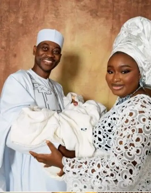 Aworan Lateef Adedimeji ati iyawo rẹ ti wọn jọ gbe ọkan lara awọn ọmọ wọn.