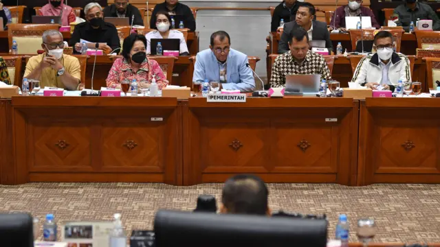 Wamenkumham Edward Omar Sharif Hiariej (tengah) menyampaikan paparannya dalam rapat kerja bersama Komisi III DPR di kompleks Parlemen, Senayan, Jakarta, Kamis (24/11).