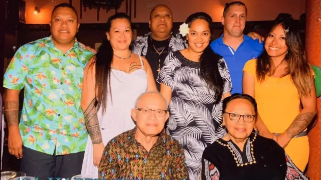 Supinarno (bawah kiri) dan istrinya, Kasmini (bawah kanan) berfoto bersama anak-anak dan kerabat mereka.