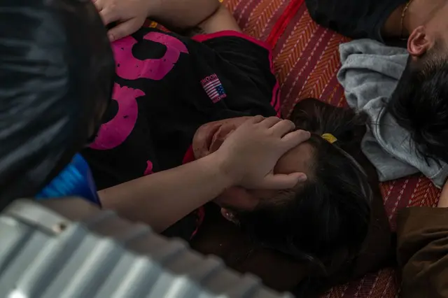 Warga negara Indonesia yang terbebas dari pusat penipuan berkumpul dan menunggu di luar KBRI, tidur dan beristirahat di trotoar dengan membawa barang-barangnya, seperti yang terlihat di Phnom Penh, Kamboja, pada 22 Januari 2026.