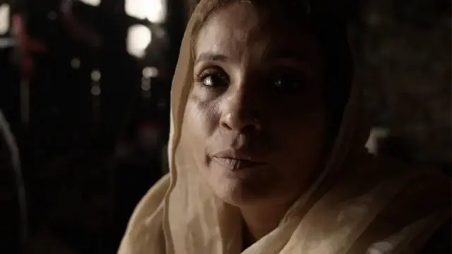 साइमा अपने एक कमरे के घर में