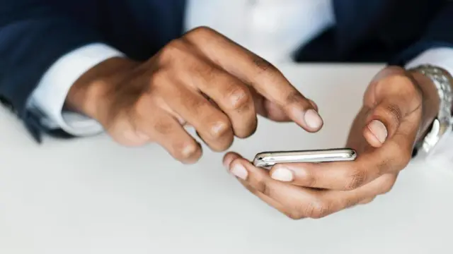 Чоловік із телефоном