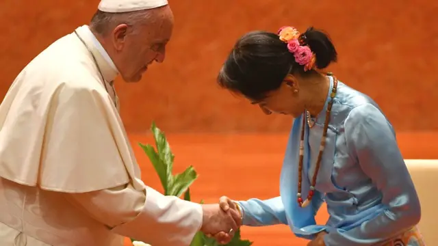 Francisco y Aung San Suu Kyi