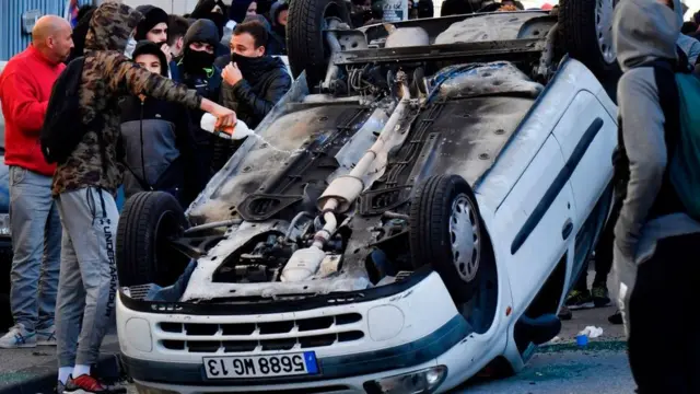 لجأ الطلاب إلى قلب سيارات تعبيرا عن الغضب