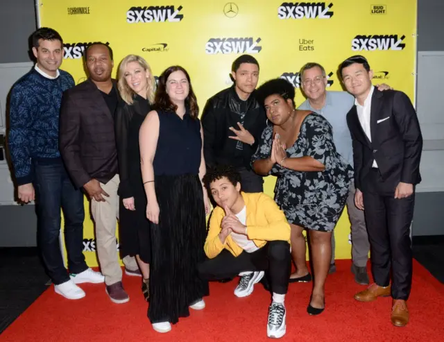 钱信伊（右一）与《每日秀》的演员及制作团队