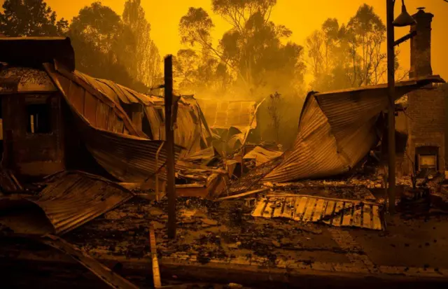 নিউ সাউথ ওয়েলসের কোবারগোতে একটি রাস্তার পাশে পুড়ে যাওয়া বসতির ধ্বংসাবশেষ।
