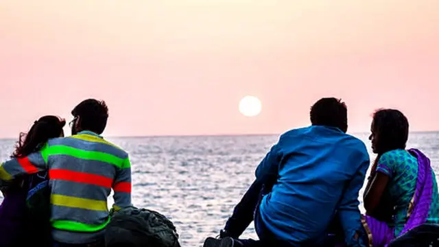 ਸਮੁੰਦਰ ਕੰਢੇ ਬੈਠੇ ਪ੍ਰੇਮੀ ਜੋੜੇ