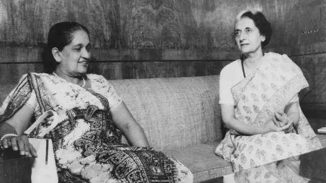 Sirimavo Bandaranaike, primera ministra de Ceylon (Sri Lanka), e Indira Gandhi, de India, reunidas en 1976.