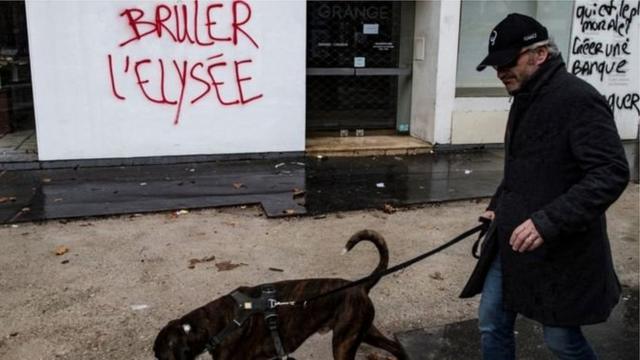Những người biểu tình vẽ graffiti dòng chữ 'Đốt cháy Elysée' hôm thứ Bảy (8/12) vừa qua