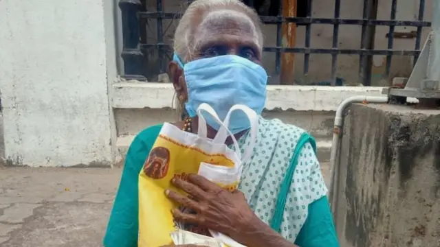 முதியோர் உதவித் தொகையை கொரோனா நிதிக்கு அளிக்க வந்த 85 வயது மூதாட்டி