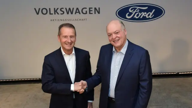 هربرت دی‌اس، مدیر فولکس‌واگن (چپ) و جیم هکت مدیر فورد همکاری دو شرکت را در مراسمی در نیویورک اعلام کردند