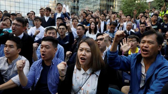 2019年香港区议会选举结束后新当选的民主派议员在尖沙咀东集合声援被围困于理工大学本部内的示威者(25/11/2019)
