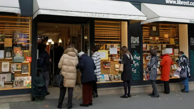 Очередь в магазин в Париже