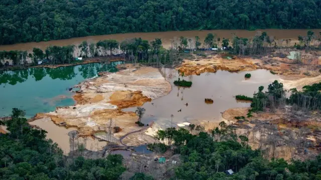 అక్రమ మైనింగ్ జరుగుతున్న ప్రాంతాలను అక్కడి స్వచ్ఛంద సంస్థలు గుర్తించి ఫొటోలు తీశాయి.