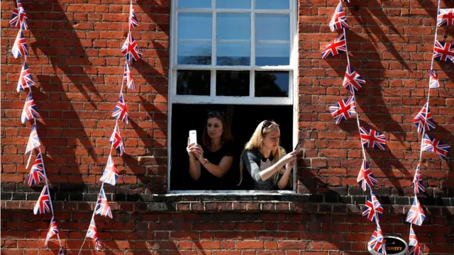 Женщины фотографируются возле Виндзорского замка