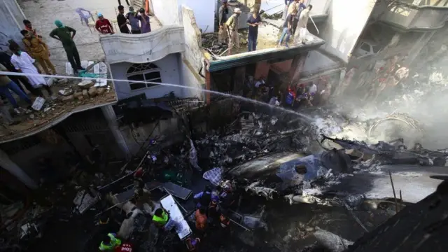 पाकिस्तानमा विमान दुर्घटना