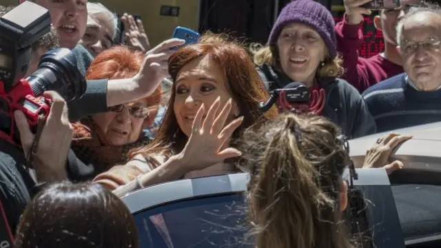 Cristina Fernández saluda a sus seguidores