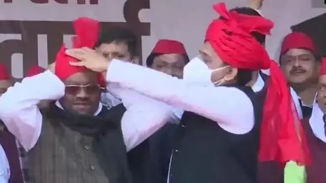 અખિલેશ યાદવ અને સ્વામી પ્રસાદ મૌર્ય