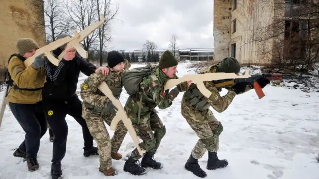 বেসামরিক জনগণের জন্য একটি উম্মুক্ত সামরিক প্রশিক্ষণ চালাচ্ছে ইউক্রেন যাকে বর্ণনা করা হচ্ছে - 'আতঙ্কিত হবেন না! প্রস্তুত থাকুন!'