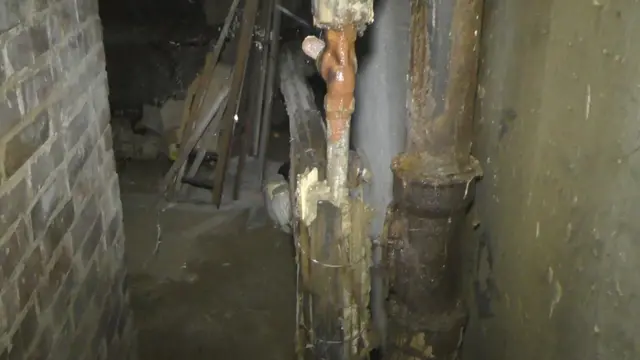 Фото підвалу, куди теж стікають нечистоти