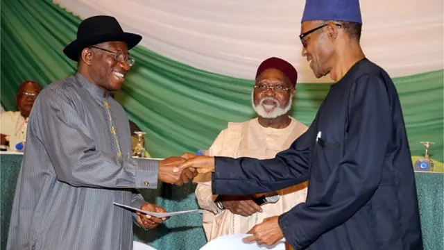 Ààrẹ Muhammadu Buhari pẹ̀lú Ààrẹ àná Goodluck Jonathan àti olórí ìjọba tẹ́lẹ̀ rí Abdulsalam Abubakar