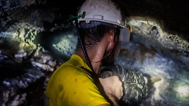 सुन उत्खनन कार्य झन् झन् कठिन र महँगो हुँदै गइरहेको छ