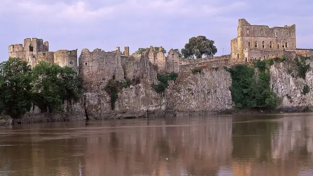 Замок Чепстоу на рассвете