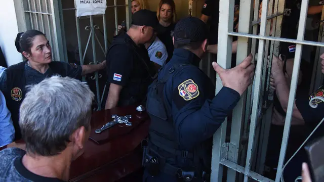Policías trasladan los restos del abatido líder del EPP Osvaldo Villalba hasta la cárcel del Buen Pastor