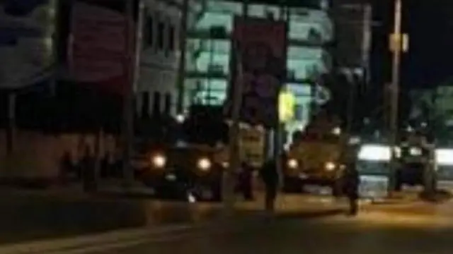 Dabbabad ciidan oo taagan mid ka mid ah waddooyinka magalada Muqdisho